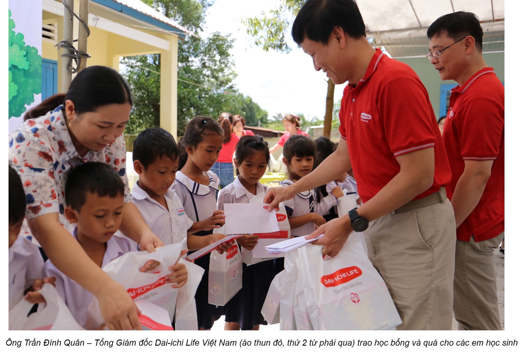 Công ty BHNT Dai-ichi Việt Nam mang Tết Trung Thu đến với trẻ em có hoàn cảnh khó khăn tỉnh Bình Thuận